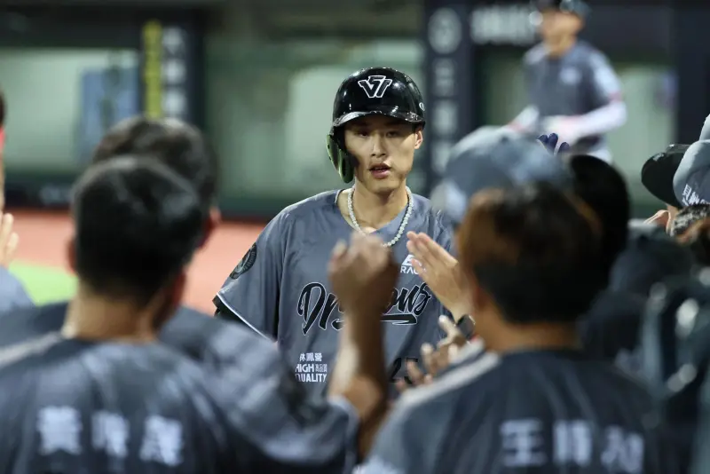 ▲味全龍張政禹用魚雷棒敲出全壘打，成為中職第一人。（圖／味全龍提供）