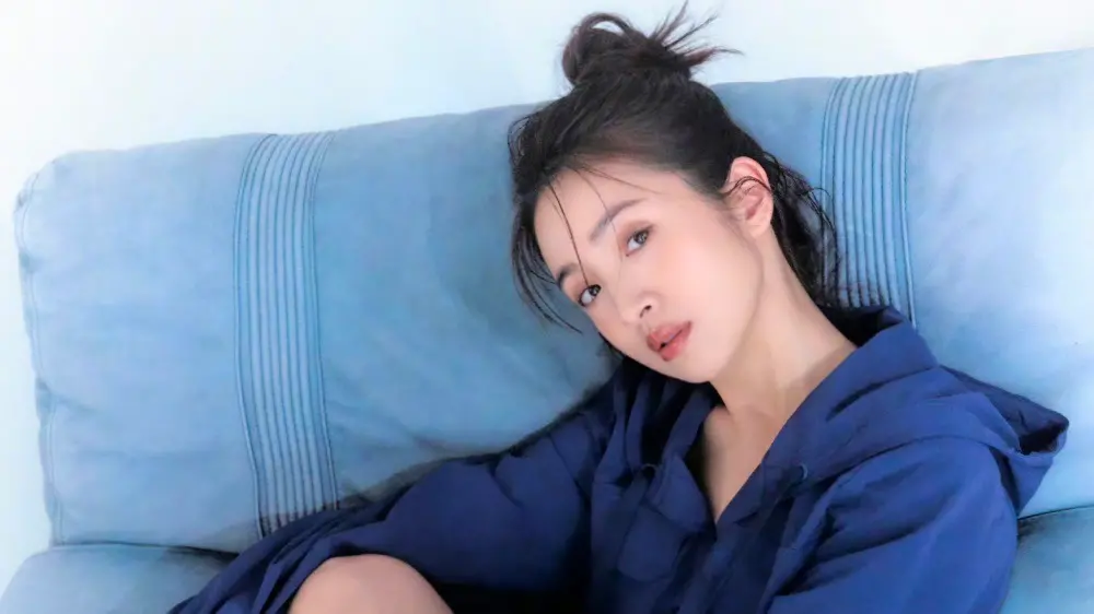 42歲林依晨素顏、0偽裝現身台北！「挺7月孕肚」和5大咖好友聚餐