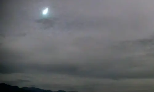 ▲台東9日深夜天空出現神秘藍球,墜落時間大約6秒時間,墜落過程還照亮整片天空。(圖/YT@阿里山風景管理處) ▲台東9日深夜天空出現神秘藍球,墜落時間大約6秒時間,墜落過程還照亮整片天空。(圖/YT@阿里山風景管理處)