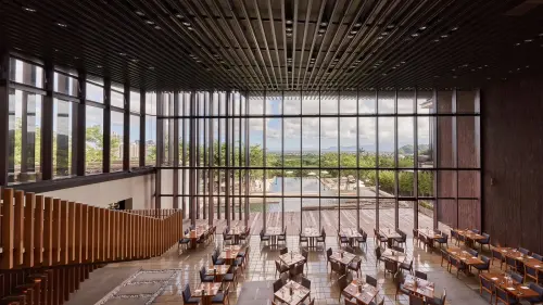 礁溪老爺酒店「雲天自助餐廳」去年剛重新整裝,餐廳有挑高屋櫺。(圖/翻攝礁溪老爺官網) ▲礁溪老爺酒店「雲天自助餐廳」去年剛重新整裝,餐廳有挑高屋櫺。(圖/翻攝礁溪老爺官網)