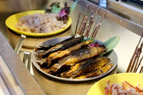 「香魚甘露煮」用到整尾的香魚,香甜鮮美。(圖/記者葉盛耀攝) ▲「香魚甘露煮」用到整尾的香魚,香甜鮮美。(圖/記者葉盛耀攝)