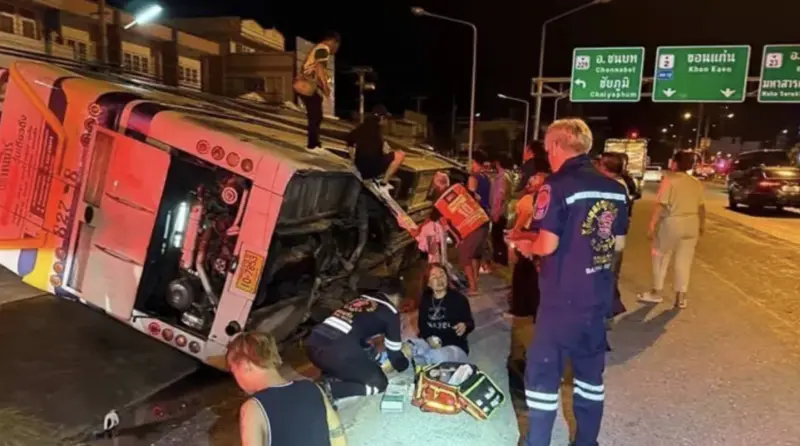 ▲泰國一輛旅遊巴士在東北部的孔敬府發生車禍。（圖／翻攝自X）