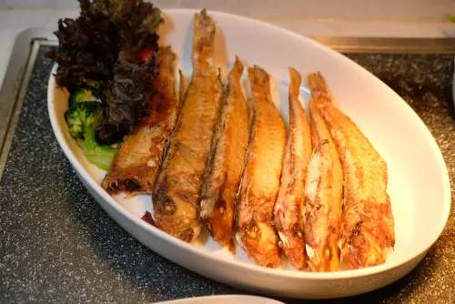 也有每日現煎的現流魚,因季節推出。(圖/記者葉盛耀攝) ▲雲天自助餐廳也有每日現煎的現流魚,因季節推出。(圖/記者葉盛耀攝)