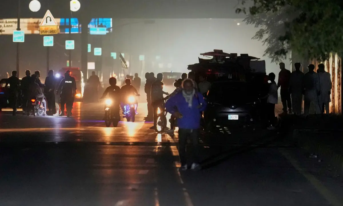 ▲巴基斯坦不滿印度對該國數座空軍基地發起飛彈襲擊，宣布正式展開軍事行動報復。圖為10日凌晨，巴國軍方撤離拉瓦爾品第空軍基地附近的人車。（圖／美聯社／達志影像）