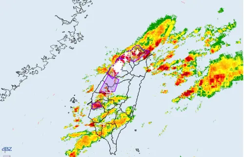 ▲旺盛發展的對流常伴隨打雷、閃電與劇烈降雨，並可能出現較強陣風甚或伴隨冰雹發生。（圖／翻攝自中央氣象署）