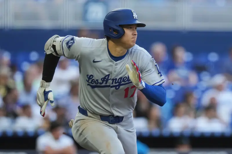 ▲洛杉磯道奇隊的大谷翔平今（10）日以第一棒、指定打擊身分先發出賽。在第二局的第二個打席中，他擊出一道飛向左中間方向的追平二壘安打，這也是他連續三場比賽以來再次出現的「單場雙安」，為先發投手佐佐木朗希提供火力支援，目前球隊在3局上以5：3領先。（圖／美聯社／達志影像）