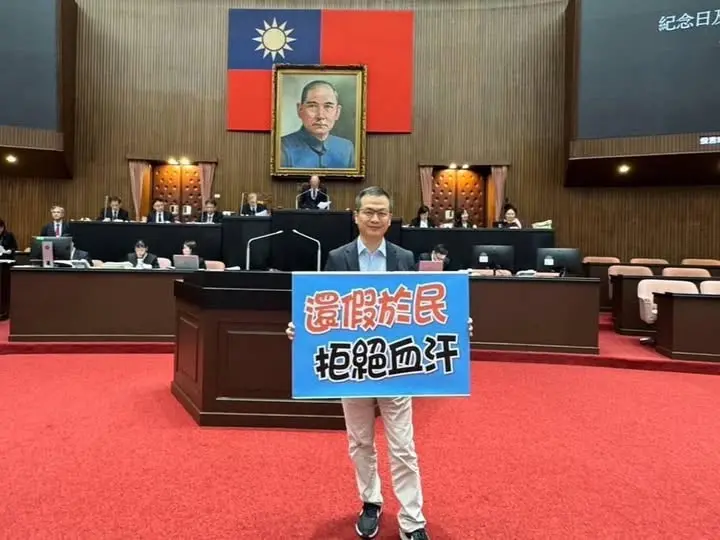 ▲國民黨立委羅智強說，拒絕血汗，拒絕惡罷，不讓民進黨再次剝奪勞工假日。唯有讓「大罷免大失敗」，才能守住勞工權益，讓台灣進步向前！（圖／翻攝羅智強臉書）