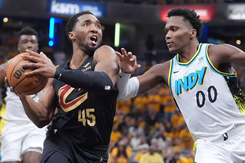 ▲Donovan Mitchell（左）本戰上場37分鐘，29投14中攻下43分、9籃板與5助攻，率領騎士126：104打爆溜馬，系列賽扳回一城。（圖／美聯社／達志影像）