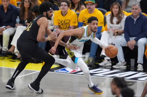 Tyrese Haliburton(右)本戰表現低迷,僅有5分、5助攻,溜馬也以22分差吞敗。(圖/美聯社/達志影像) ▲Tyrese Haliburton(右)本戰表現低迷,僅有5分、5助攻,溜馬也以22分差吞敗。(圖/美聯社/達志影像)