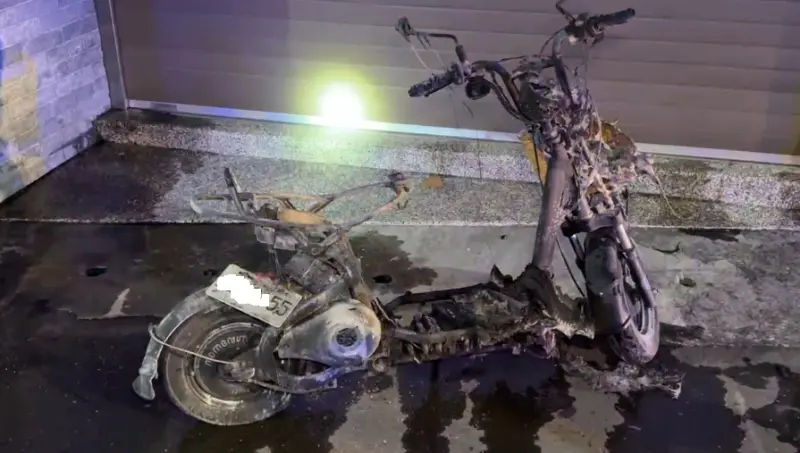 ▲電動機車充電起火燃燒，最後只剩下骨架。（圖／民眾提供）