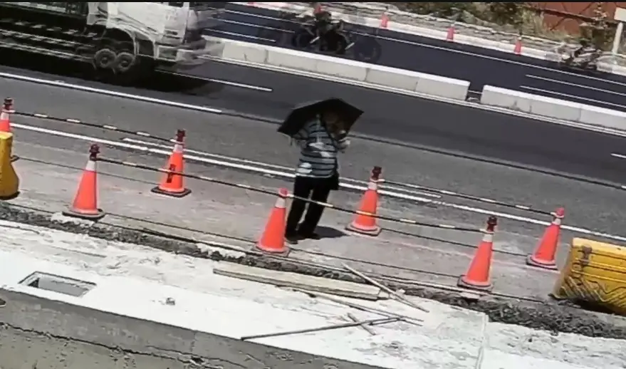 ▲高雄男獨自外出爬半屏山失聯未歸，警方接獲報案後，立即調閱監視器協尋，發現蔣男最後身影出現在半屏山登山口。（圖／翻攝畫面）