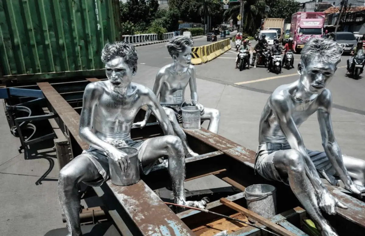 ▲由於失業率激增，印尼街頭上的「銀人」也變多。（圖／翻攝自聯合早報）