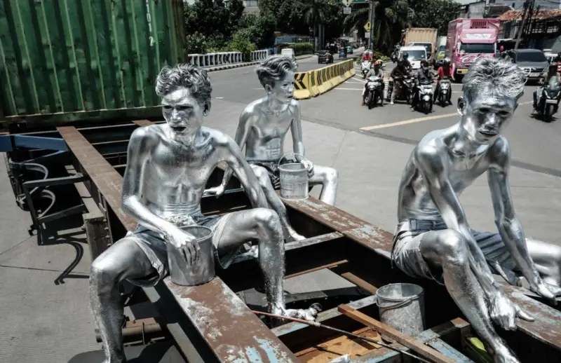 ▲由於失業率激增，印尼街頭上的「銀人」也變多。（圖／翻攝自聯合早報）