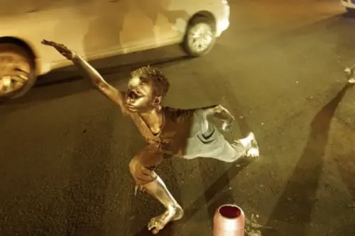 印尼路上有時還能看見銀色孕婦、銀色小孩出來乞討的身影。(圖/翻攝自X) ▲印尼路上有時還能看見銀色孕婦、銀色小孩出來乞討的身影。(圖/翻攝自X)