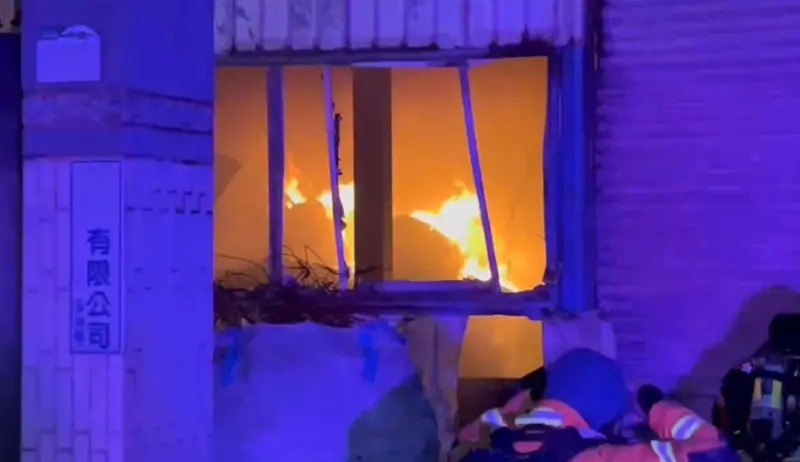 ▲高雄本洲工業區工廠火警，因工廠內存放塑膠及木材，火勢一度搶救困難。（圖／翻攝畫面）