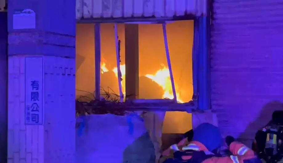 ▲高雄本洲工業區工廠火警，因工廠內存放塑膠及木材，火勢一度搶救困難。（圖／翻攝畫面）