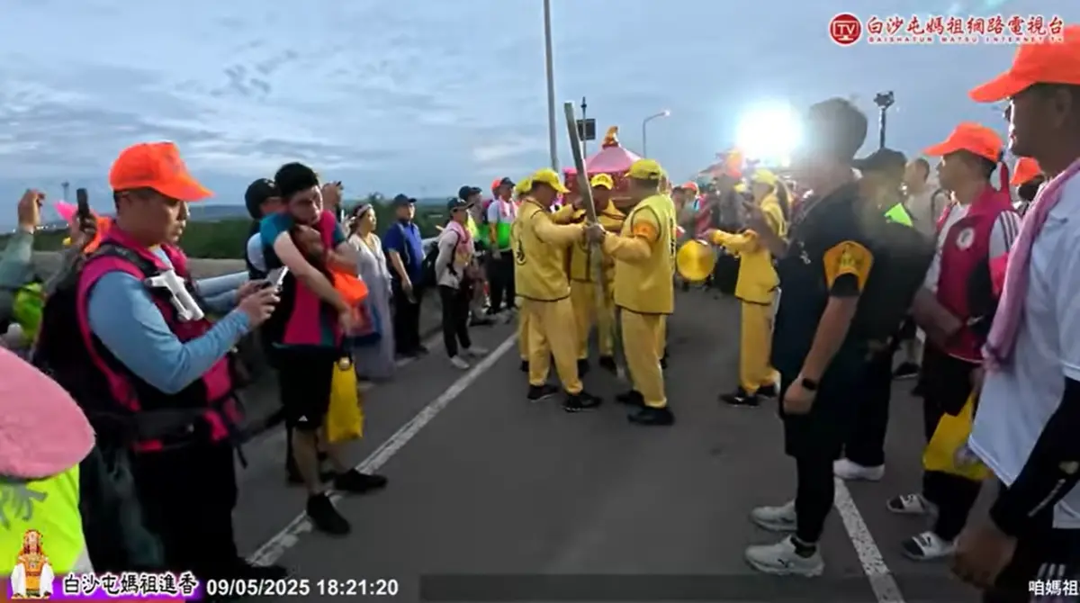 ▲白沙屯媽祖鑾轎昨天傍晚轎桿突然斷裂，轎班停下更換裝備，網友紛指是先前有人推擠轎班人員惹怒媽祖。（圖／翻攝白沙屯媽祖網路電視台，2025.05.10）