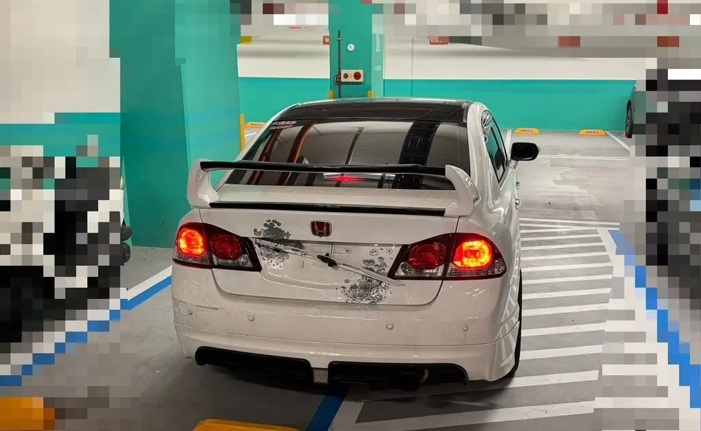 ▲新北市蘆洲永安南路二段10日凌晨驚傳槍響，警方證實此為一起涉及街頭糾紛的恐嚇案件。經查嫌犯手持疑似改造槍枝朝車輛開火，所幸未造成任何人員傷亡。（圖／翻攝畫面）