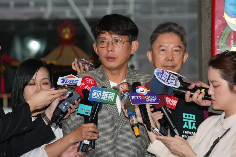 ▲民眾黨主席黃國昌前往汐止中正市場發送康乃馨，並受訪。（圖/民眾黨提供）