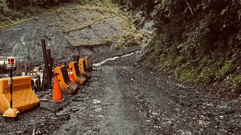 ▲奧萬大森林遊樂區石灰坑溪橋工程便道，因豪雨造成泥流暫時中斷。（圖／林業保育署南投分署提供，2025.05.10）