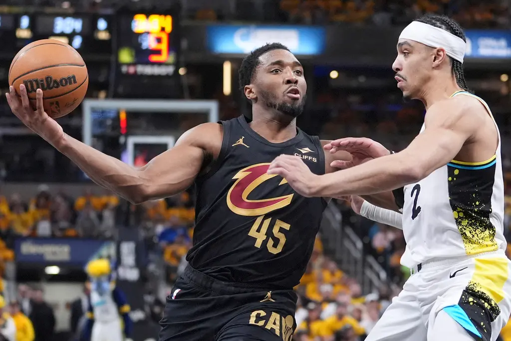 ▲克里夫蘭騎士隊終於止住連敗頹勢，作客以126：104大勝印第安納溜馬隊，將系列賽大比分追成1：2，成功化解陷入0：3的淘汰邊緣危機。騎士當家球星Donovan Mitchell打出精彩表現，兩戰轟下91分，打破「詹皇」LeBron James的紀錄。（圖／美聯社／達志影像）