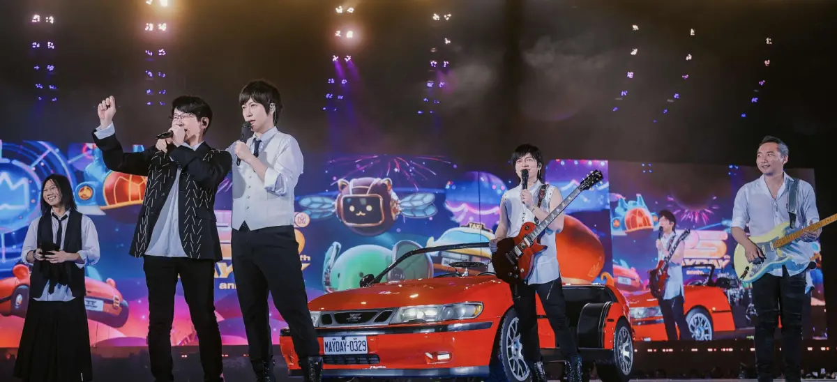 ▲亞洲天團五月天與歌迷相約的「五月之約」，自昨（9）日起連開唱，吸引共18萬粉絲朝聖！過程中，瑪莎（最左）爆料冠佑（左二）穿外套竟是為了遮點，引發粉絲興奮狂喊「脫掉」！（圖／相信音樂提供）