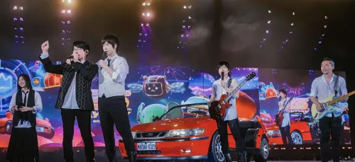 ▲亞洲天團五月天與歌迷相約的「五月之約」,自昨(9)日起連開唱,吸引18萬粉絲朝聖!過程中,瑪莎(最左)爆料冠佑(左二)穿外套竟是為了遮點,引發粉絲興奮狂喊「脫掉」!(圖/相信音樂提供) ▲亞洲天團五月天與歌迷相約的「五月之約」,自昨(9)日起連開唱,吸引18萬粉絲朝聖!過程中,瑪莎(最左)爆料冠佑(左二)穿外套竟是為了遮點,引發粉絲興奮狂喊「脫掉」!(圖/相信音樂提供)