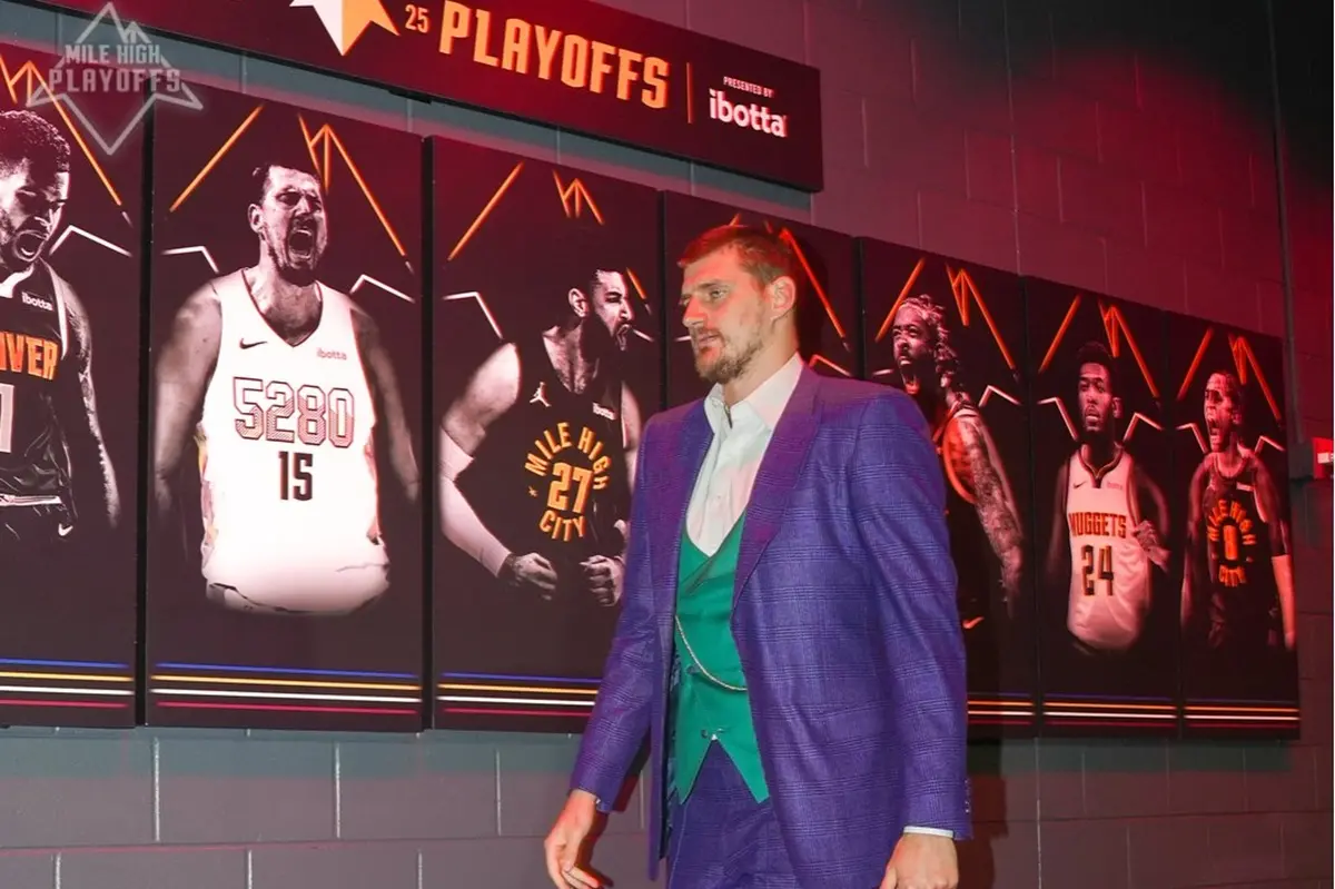▲丹佛金塊隊中鋒、三屆MVP得主Nikola Jokic在西區次輪季後賽第三戰前化身「小丑」，一身紫綠配色、風格強烈的造型驚艷登場，宣告自己已進入季後賽決戰狀態。（圖／美聯社／達志影像）