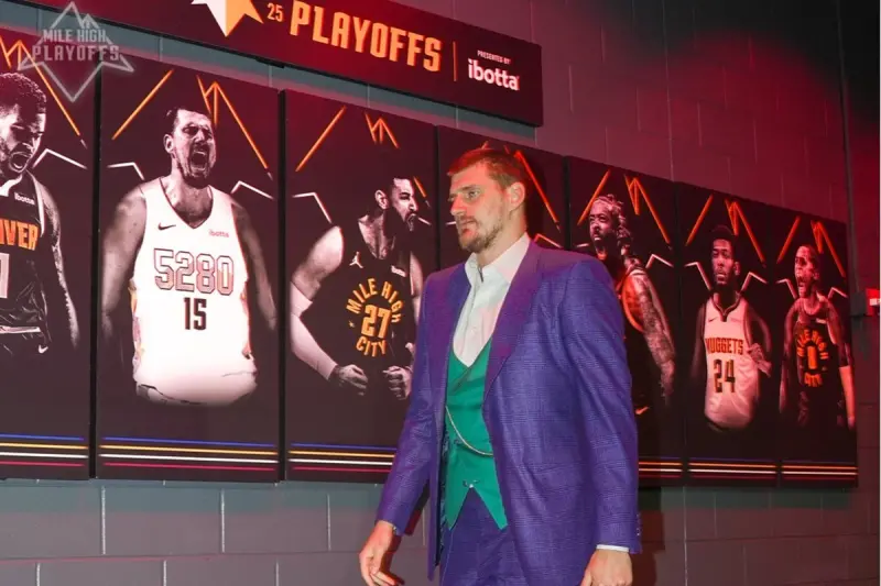 ▲丹佛金塊隊中鋒、三屆MVP得主Nikola Jokic在西區次輪季後賽第三戰前化身「小丑」，一身紫綠配色、風格強烈的造型驚艷登場，宣告自己已進入季後賽決戰狀態。（圖／美聯社／達志影像）
