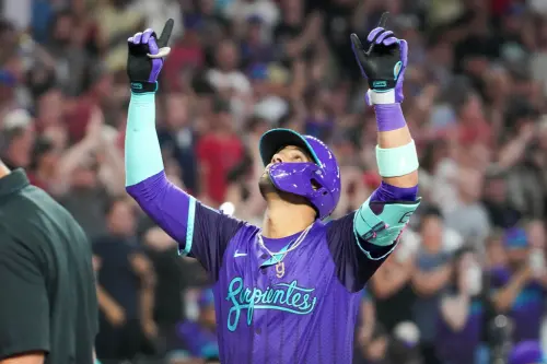 亞利桑那響尾蛇隊Lourdes Gurriel Jr.敲出滿貫砲,幫助球隊以8:8追平戰局。(圖/美聯社/達志影像) ▲亞利桑那響尾蛇隊Lourdes Gurriel Jr.敲出滿貫砲,幫助球隊以8:8追平戰局。(圖/美聯社/達志影像)