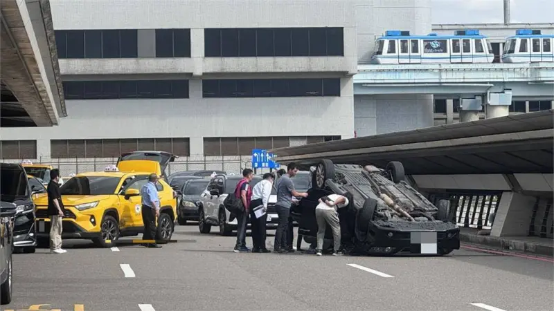 ▲轎車不慎與切出的計程車發生碰撞，翻覆車輛之駕駛人自行脫困，因傷勢輕微表示無須送醫。（圖／翻攝畫面）