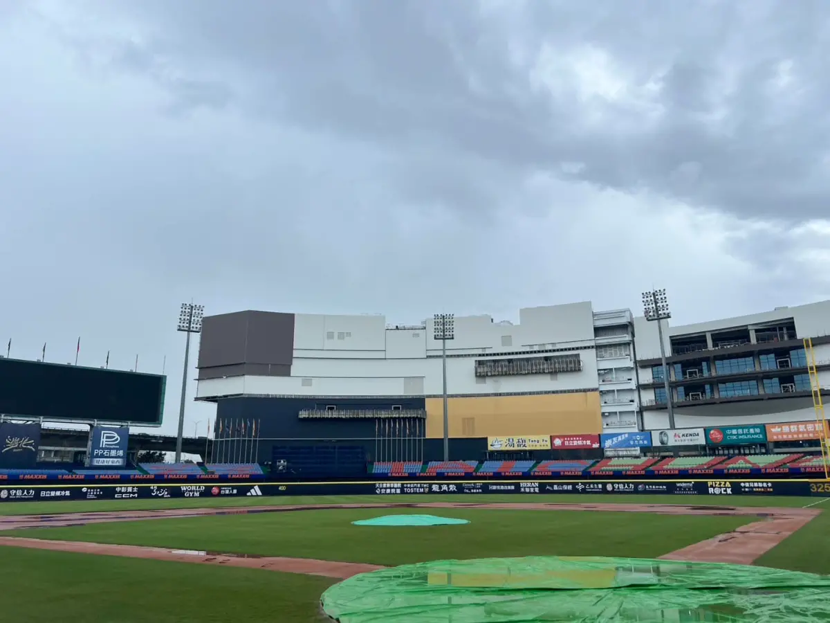 ▲台中洲際棒球場受到大雨影響，台鋼雄鷹與中信兄弟之戰確定延賽，補賽日為6月28日（圖／中職提供）