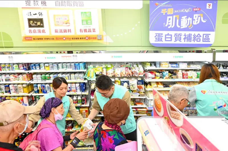 ▲400位長輩完成所有關卡後，可前往體育館對面的7-11領取由基金會準備的「蛋白質補給組合」，內容包括鮮奶、無糖豆漿、優酪乳、雞胸肉、蛋白丁、毛豆，以及雞肉或鮪魚御飯糰。（圖／千禧之愛健康基金會提供）