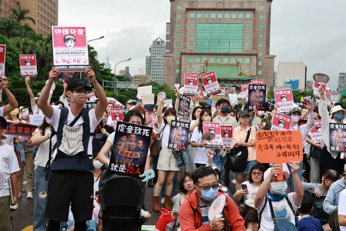 ▲上千人不畏風雨到凱道挺剴剴，要求保母判死刑。（圖／嚴俊強攝，2025.05.10）