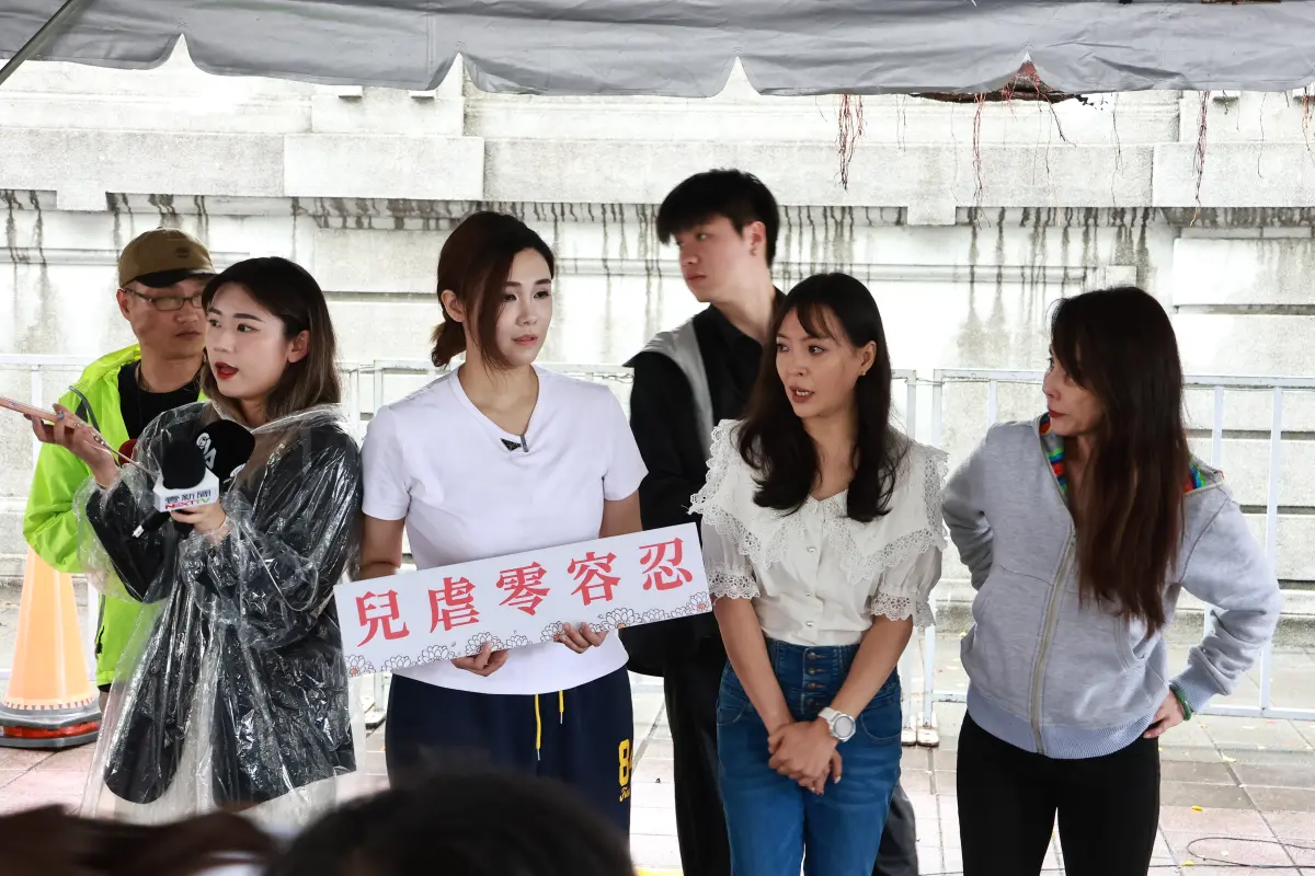 ▲半導體千金張喬菲（左3）、金雞百花影后何璦芸（右1）今（10）日出席護兒遊行。（圖／吳翊緁攝2025.05.10）