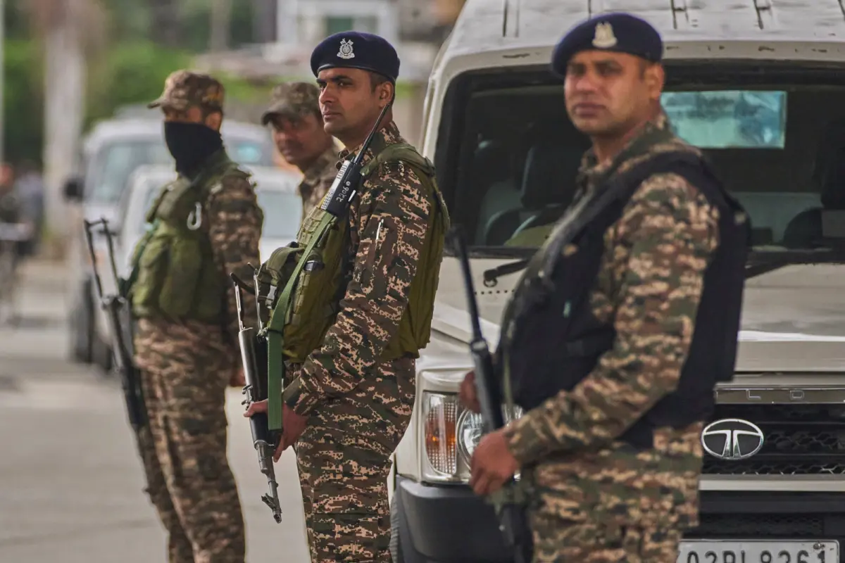 ▲印巴衝突持續升溫，巴基斯坦已在10日對印度發起正式軍事行動，圖為印控喀什米爾地區的武裝戒備人員。（圖／美聯社／達志影像）