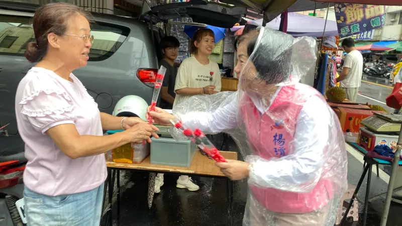 ▲立法委員楊瓊瓔走入市場，親自發送康乃馨，向默默付出的媽媽們致上最真摯的祝福(圖／楊瓊瓔服務處提供2025.5. 10)