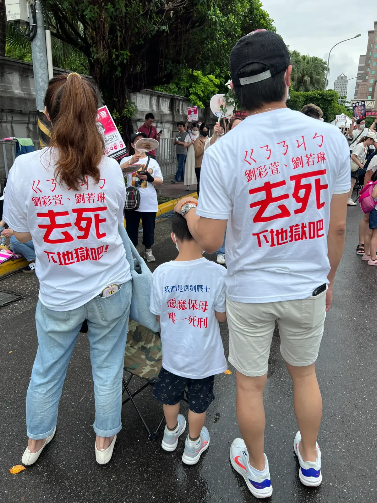 ▲黃先生夫婦自己設計T恤，藉此表達無聲抗議和怒吼。（圖／陳明安攝影）