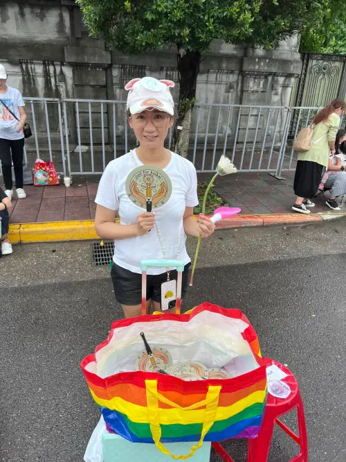 ▲從屏東來的郭小姐自掏腰包印製1000份扇子，帶來現場免費發放。（圖／陳明安攝影）