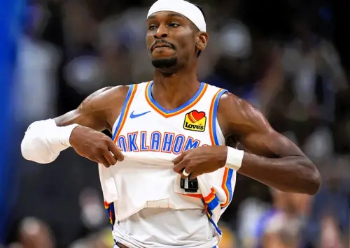 ▲奧克拉荷馬雷霆後衛Shai Gilgeous-Alexander在NBA美國職籃（National Basketball Association）季後賽西區準決賽第三戰結束後離開球場，畫面捕捉他神情凝重的瞬間，地點為丹佛主場。（圖／美聯社／達志影像）