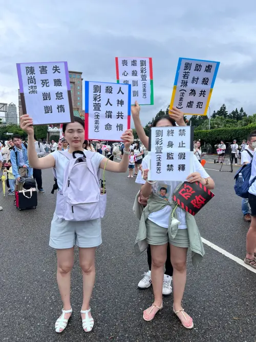 ▲民眾謝小姐母女三人特別自製舉牌，不希望聲量被模糊。（圖／陳明安攝影）