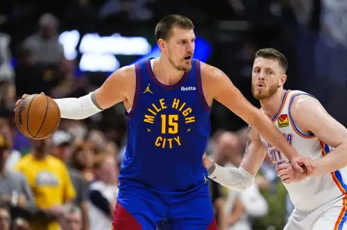 丹佛金塊中鋒Nikola Jokic(左)在NBA美國職籃(National Basketball Association)季後賽西區準決賽第三戰的延長賽中尋找傳球機會,奧克拉荷馬雷霆中鋒Isaiah Hartenstein嚴密防守,雙方在禁區展開激烈攻防。(圖/美聯社/達志影像) ▲丹佛金塊中鋒Nikola Jokic(左)在NBA美國職籃(National Basketball Association)季後賽西區準決賽第三戰的延長賽中尋找傳球機會,奧克拉荷馬雷霆中鋒Isaiah Hartenstein嚴密防守,雙方在禁區展開激烈攻防。(圖/美聯社/達志影像)