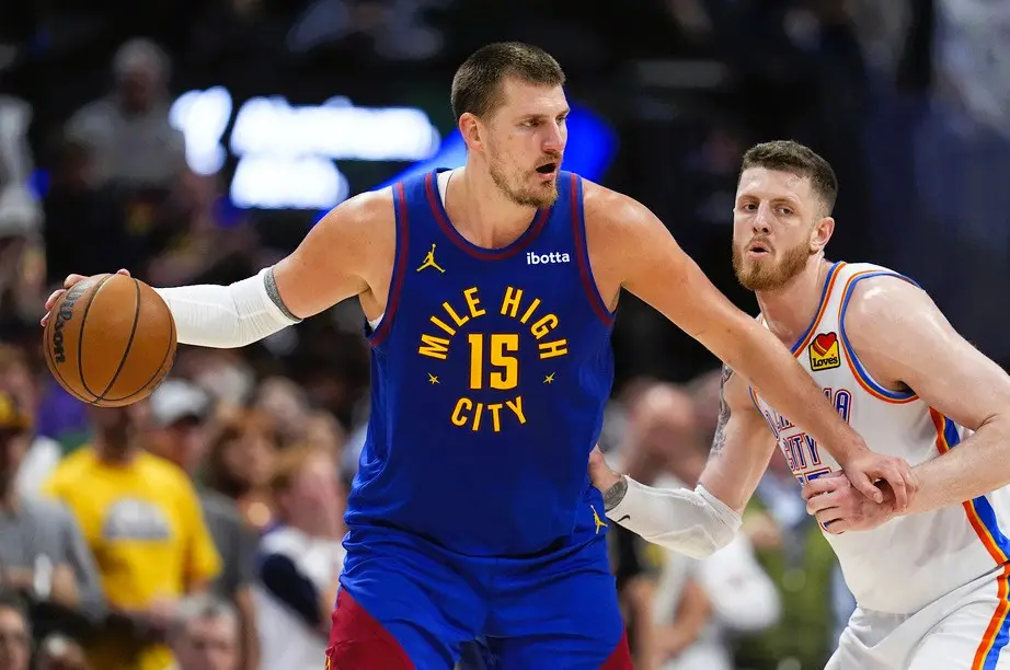 ▲丹佛金塊中鋒Nikola Jokic（左）受到雷霆中鋒Isaiah Hartenstein嚴密防守，雙方在禁區展開激烈攻防。（圖／美聯社／達志影像）