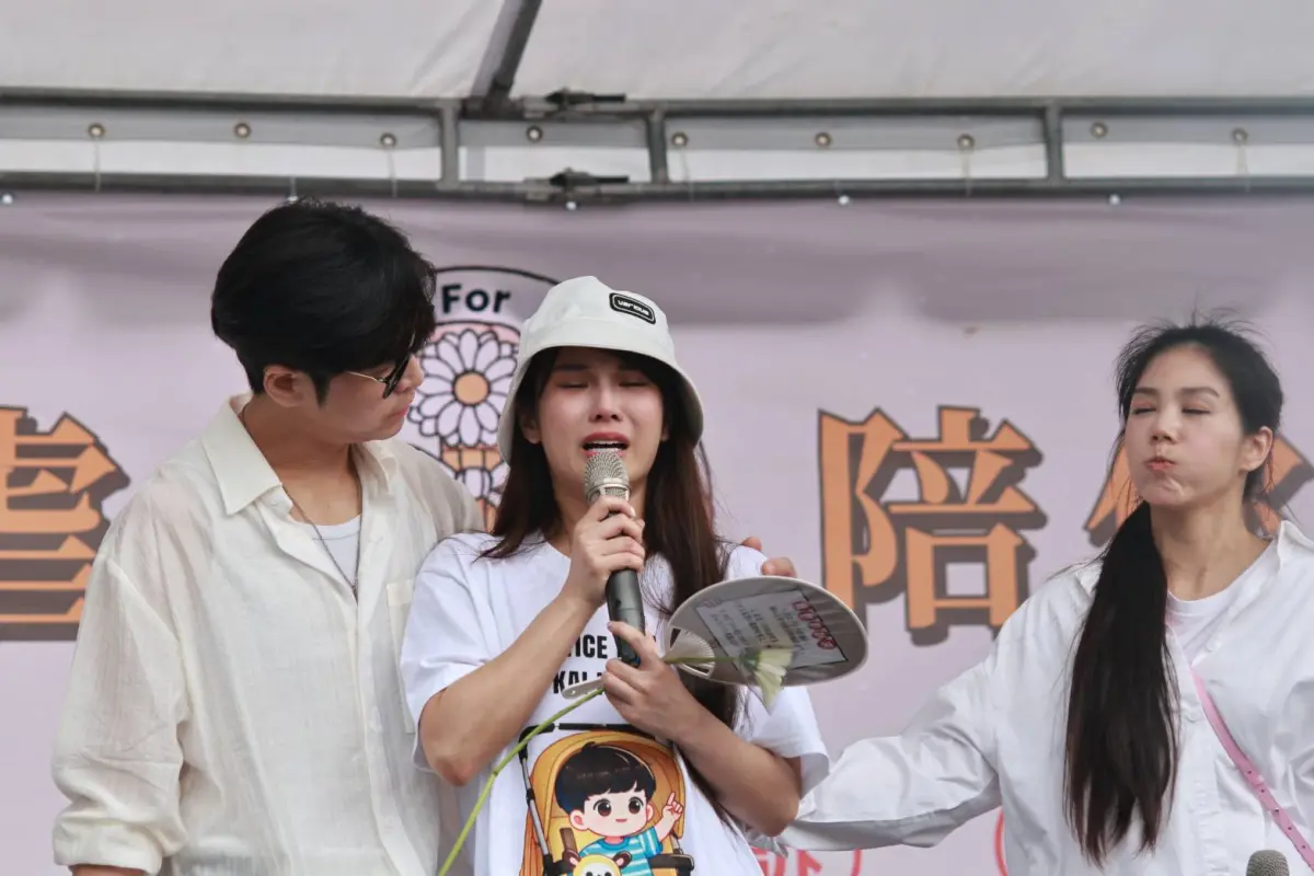 ▲樂天女孩琳妲（中）出席「終結兒虐、陪你長大」遊行，致詞提及看到剴剴遭遇心很痛，過程中一度淚崩無法言語。（圖／記者吳翊緁攝，2025.05.10） 