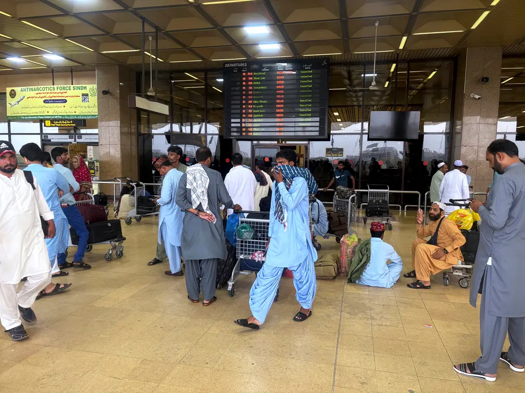 ▲印巴衝突升級，印度宣布32個機場暫停民航班機起降。圖為旅客因衝突影響，滯留在巴基斯坦真納國際機場。（圖／美聯社／達志影像）