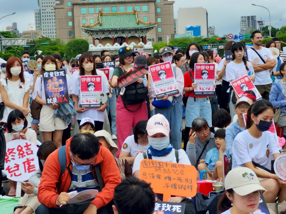 ▲1歲男童剴剴遭劉姓保母姐妹凌虐致死，台北地院13日將進行宣判，來自全台各地的家長發起「終結兒虐、陪你長大」護兒、集會遊行，今（10）日在凱道登場。（圖／嚴俊強攝，2025.05.10）