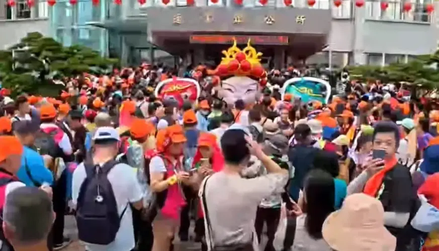 ▲今（10）日稍早白沙屯媽祖鑾轎選擇駐駕在通霄鎮公所，而非過去10年都一直駐駕的「通霄慈后宮」。（圖／YT@白沙屯拱天宮）