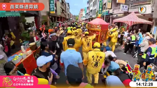 ▲白沙屯媽祖回到苗栗,沿路鄉親恭迎粉紅超跑回家。(圖/YT@白沙屯拱天宮) ▲白沙屯媽祖回到苗栗,沿路鄉親恭迎粉紅超跑回家。(圖/YT@白沙屯拱天宮)