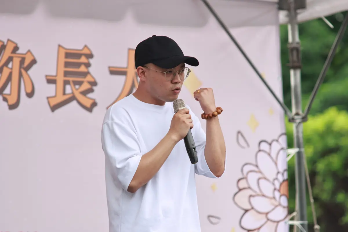▲急診科「琉氓醫師」哈尼蔡今（10）日出席終結兒虐遊行。（圖／吳翊緁攝2025.05.10）