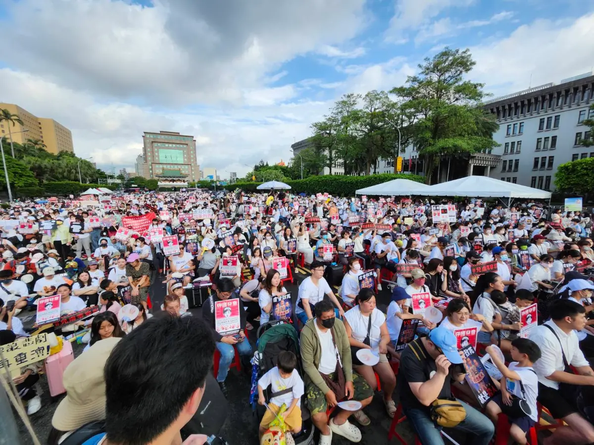 ▲1歲男童剴剴遭劉姓保母姐妹凌虐致死，全台各地的家長發起「終結兒虐、陪你長大」護兒、集會遊行，10日在凱道登場，不少藝人都到場聲援。（圖／吳翊緁攝，2025.05.10）